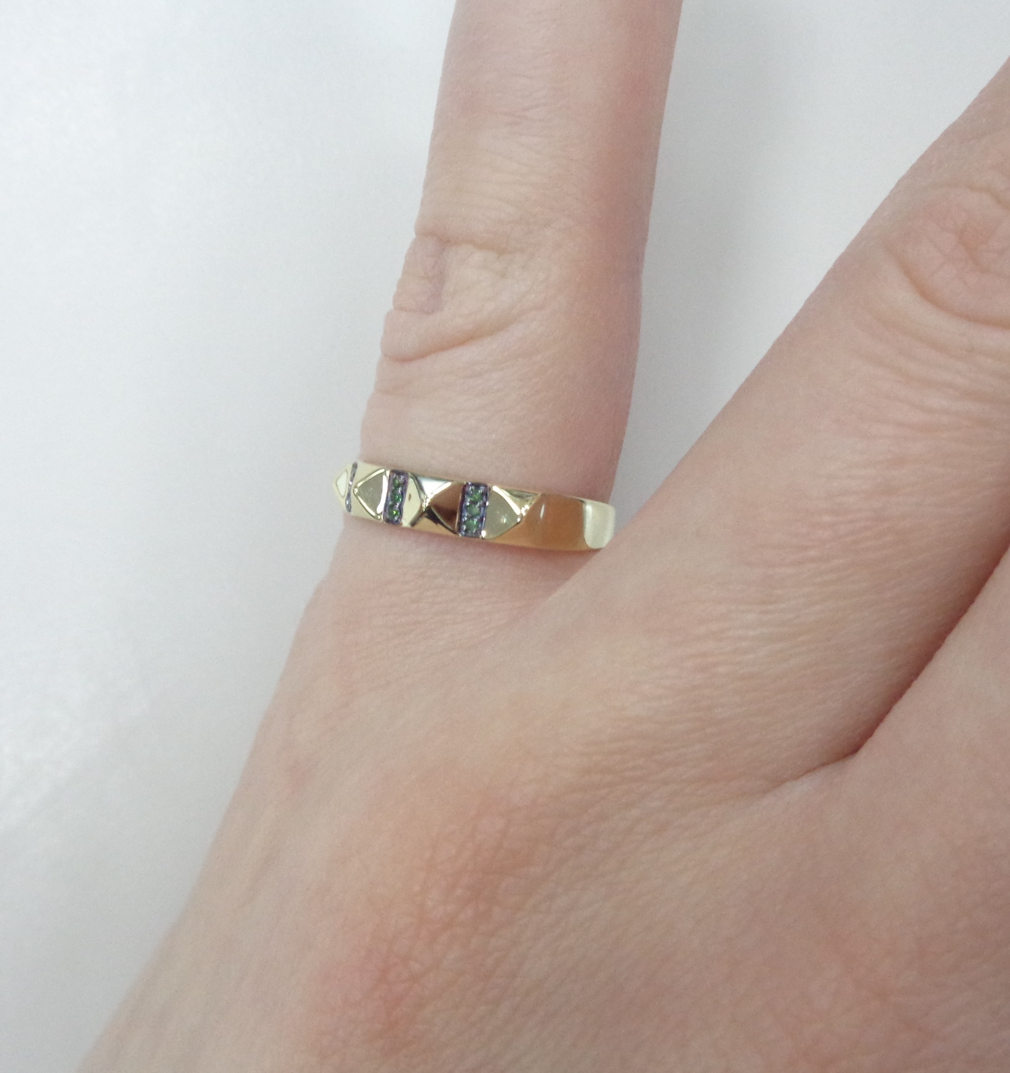 Кольцо из желтого золота с зелеными бриллиантами